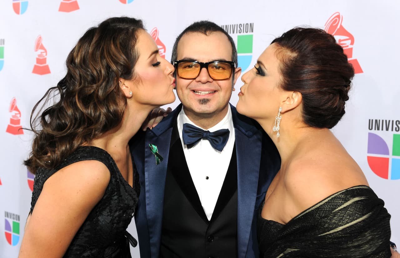 De la Parra contagió de su emoción a la actriz Angélica Vale, quien también regaló un besito al cantante.