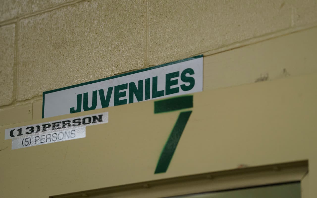 Ocho cuartos con señales como este que identifica el grupo de menores se observan en el centro de procesamiento, otra dice familias y adultos. (AP Photo/Carolyn Kaster)