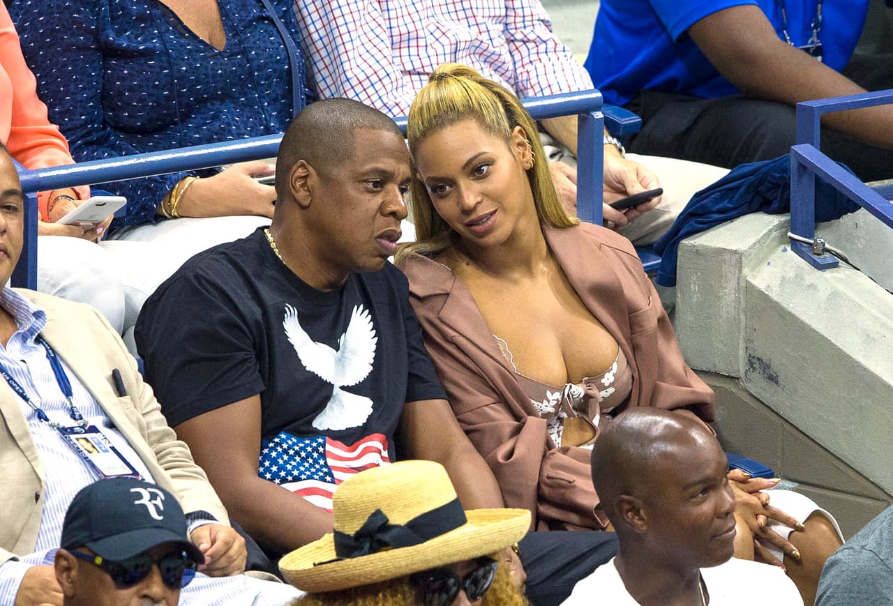 Él muy patriota con una playera con la bandera de Estados Unidos y un águila.