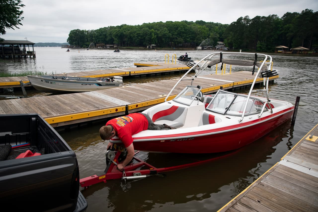 <b><a href="https://www.legis.state.pa.us/cfdocs/legis/LI/consCheck.cfm?txtType=HTM&ttl=75&div=0&chpt=37" target="_blank">Es ilegal viajar en un bote en un remolque mientras se conduce en una carretera</a></b> y lo mismo ocurre con las casas móviles en remolques.