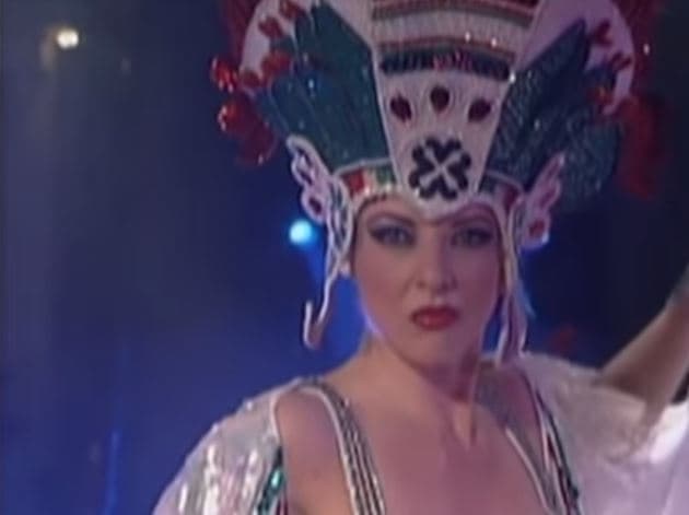 Cuatro años después, en el 2001, Edith González protagonizó 
<b><a href="https://www.univision.com/famosos/edith-gonzalez-y-los-10-papeles-que-hicieron-de-la-actriz-una-mujer-disruptora-en-el-mundo-de-las-telenovelas-fotos">la telenovela 'Salomé'</a></b>, donde interpretó a una balarina de cabaret. El papel de su mejor amiga, llamada Karicia, fue interpretado por la actriz y bailarina cubana Niurka Marcos.