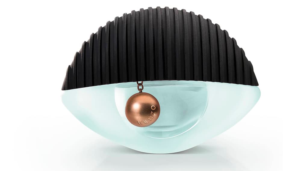 5. KENZO WORLD, Kenzo,
<a href="http://www1.bloomingdales.com/shop/product/kenzo-kenzo-world-eau-de-parfum-100-bloomingdales-exclusive?ID=1746809&cm_sp=n_n_n_1-_-row1_imagemap_n-_-Kenzo-World---Bloomingdale&&intnl=true#039;s_kenzo-banner">bloomingdales.com</a>, $86 dólares | Esta es la primera fragancia que se crea bajo la tutela de los diseñadores actuales de la marca, Carol Lim y Humberto Leon. Con ella celebran la creatividad y la diversidad que representa Kenzo. Franci Kurkdjian fue el encargado de diseñar el aroma. Logró crear un boquet de flores en donde predomina el aroma de las peonias y del jazmin. El resultado es una fragancia dinámica y sorpresiva.
<br>