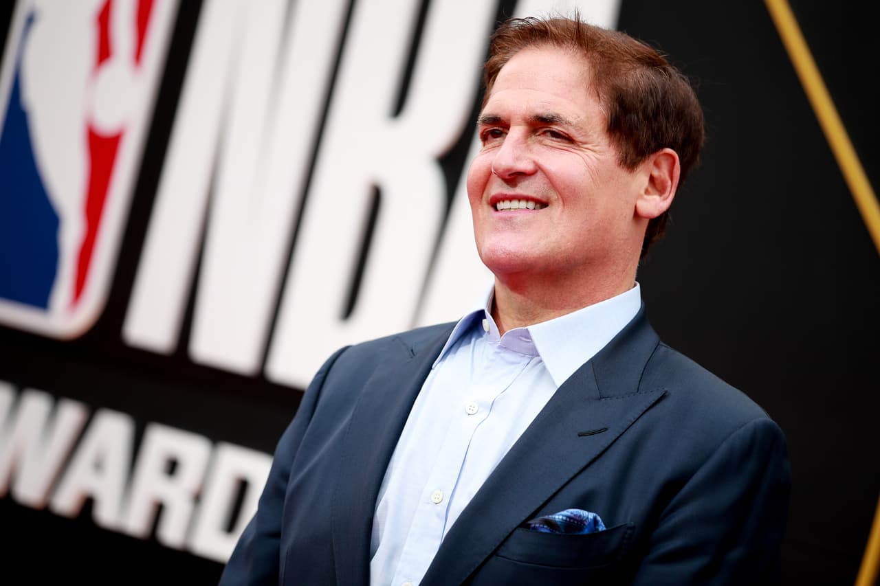 <b>Mark Cuban (propietario de los Mavericks de Dallas)</b>
<br>
<br>Patrimonio neto: 4,300 millones de dólares.
<br>
<br>Primer empleo: vendedor de bolsas de basura.
<br>
<br>Cuando tenía 12 años, el hoy inversionista, empresario y personalidad de los medios, quería tener unos zapatos nuevos. Su padre le dijo que para eso debía trabajar justo en el momento que un amigo estaba de visita. Este le ofreció al pequeño una caja de 100 bolsas que necesitaba que fueran vendidas.
<br>
<br>Cuban las tomó y las ofreció puerta a puerta, sin aceptar un no por respuesta. “Ahí fue cuando aprendí a vender”,
<a href="https://www.businessinsider.com/mark-cubans-first-job-2014-11"><u>dijo el empresario a Bloomberg</u></a>.