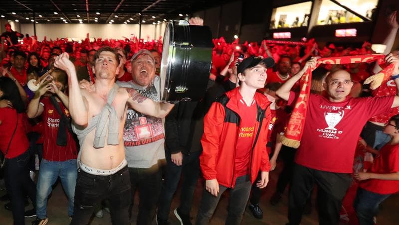 Los aficionados del Liverpool celebran en las calles de su ciudad la conquista de la UEFA Champions League sobre Tottenham Hotspur.