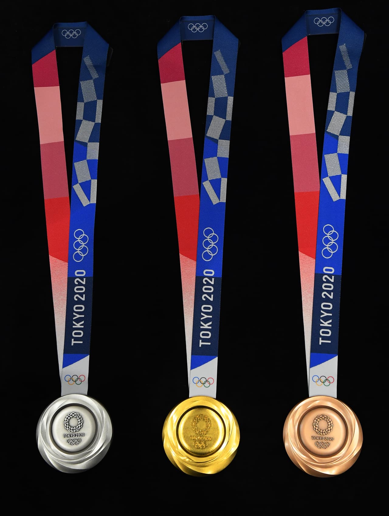 La medalla de oro pesará 556 gramos, mientras que la de plata tendrá 550 gramos de peso. Una diferencia explicada porque en realidad son la misma pero que en el caso de la de oro se recubre con un baño de seis gramos. Caso distinto es la de bronce, con un peso de 450 gramos