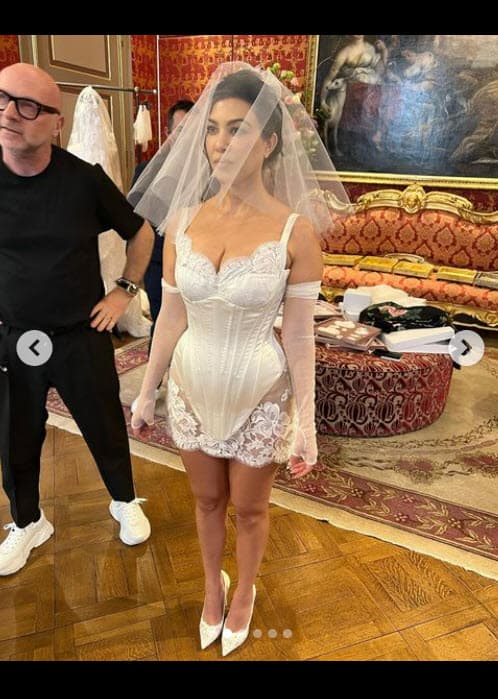 El modista cumplió 64 años este fin de semana y Kourtney Kardashian lo felicitó dando a conocer imágenes como esta de las pruebas que él le realizó con la polémica prenda. 
<br>