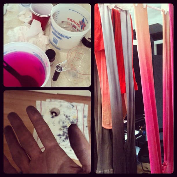 Las medias las tiñe a mano en su estudio de Atlanta, un espacio que "no tiene la decoración ideal que se ve en las fotografías de otros estudios en Instagram", suele bromear. Sigue la técnica del 
<i>tie dye</i>, pero de forma perfecta para que no haya saltos entre los cambios de tono.