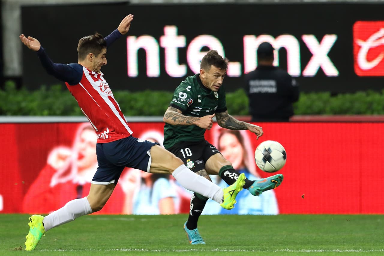 El primer tiempo careció de emociones y presentó un ritmo trabado con ambos equipos buscando la fórmula para adelantarse en el marcador.