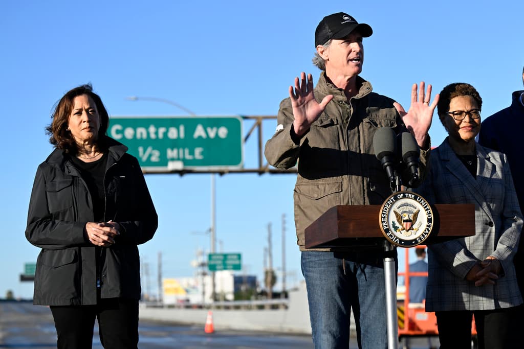 El gobernador Newsom recordó que inicialmente pensaban que las labores de reparación en ese tramo de la 
<b><a href="https://www.univision.com/local/los-angeles-kmex/autopista-10-los-angeles-reabrira-antes-3-a-5-semanas" target="_blank">autopista 10 podrían extenderse hasta 5 semanas</a></b>.