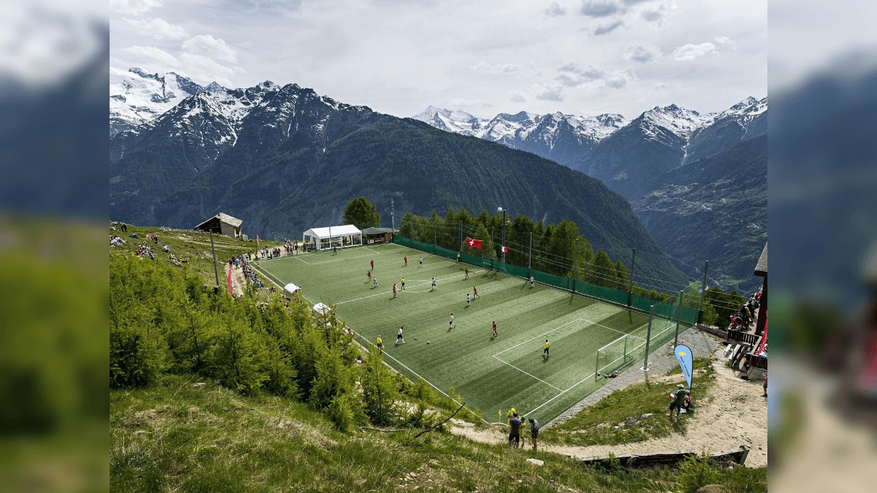 <b>Ottmar Hitzfeld Stadion (Suiza)</b>
<br>- Aquí juega el Fc Gspon de Suiza. La altura que se maneja en este escenario es para destacar ya que se practica el futbol a unos 2 mil metros sobre el nivel del mar, el más alto en Europa.
<br>- No tiene gradas.
