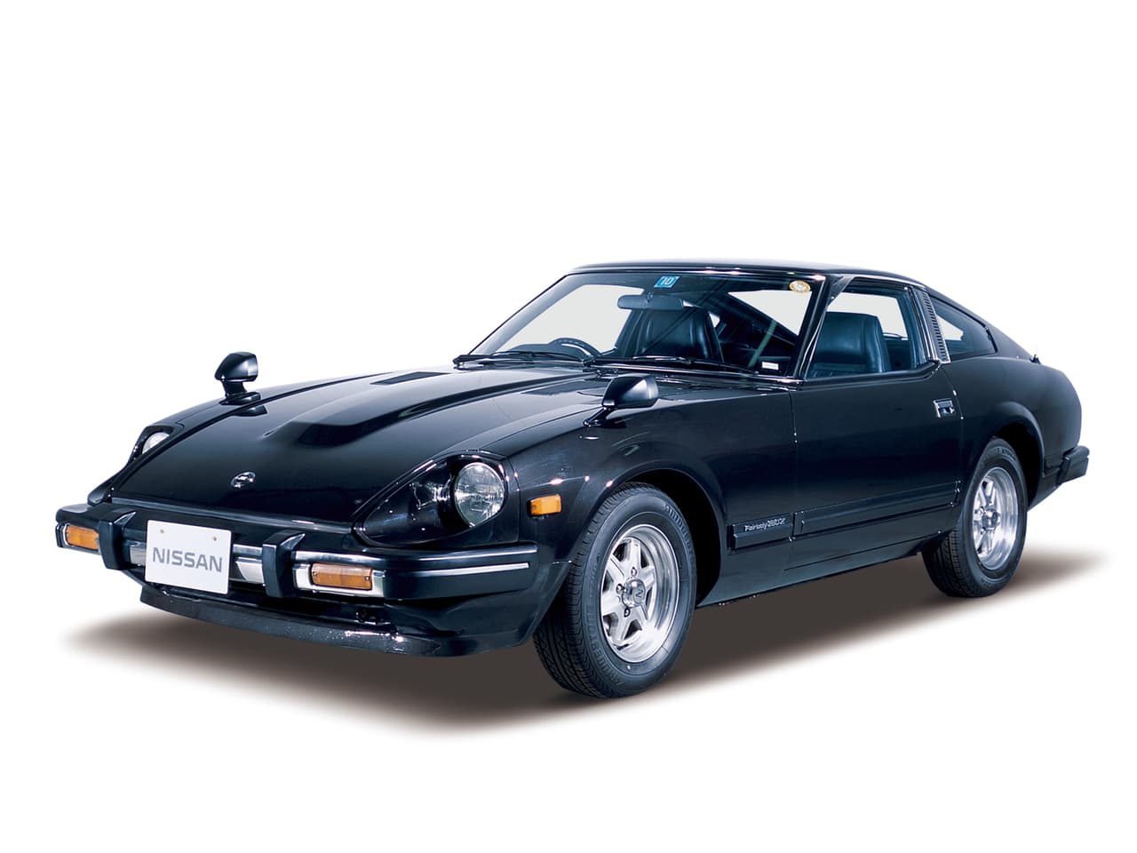 <b><u>Segunda Generación (S130) 1978-1983</u></b>
<br>El Nissan/Datsun Fairlady 280Z apareció como la segunda generación en agosto de 1978 con los mismos motores I6 2.0 lts. (Japón), 2.8 lts. (EE. UU) y transmisión manual de 5 velocidades. Por el frente perdió la parrilla horizontal y ofrecido como un 2+0 y 2+2, demostró gran popularidad consiguiendo vender 86,007 unidades en 1978.