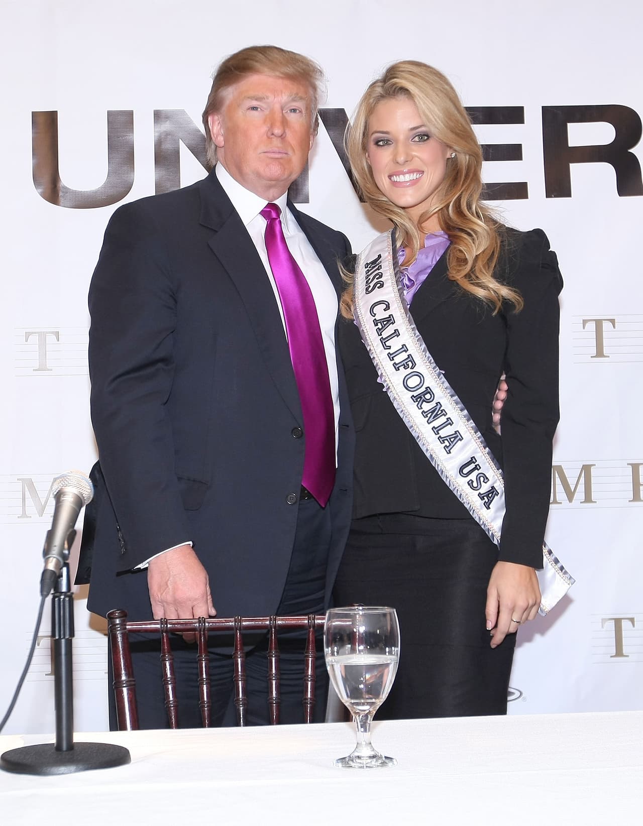 Aunque Trump la defendió inicialmente, Prejean terminó perdiendo su título de Miss California cuando salieron a la luz imágenes de ella semidesnuda y los organizadores argumentaron violaciones en su contrato. Carrie y el certamen terminaron demandándose mutuamente y ella quiso exprimir la controversia con un libro.