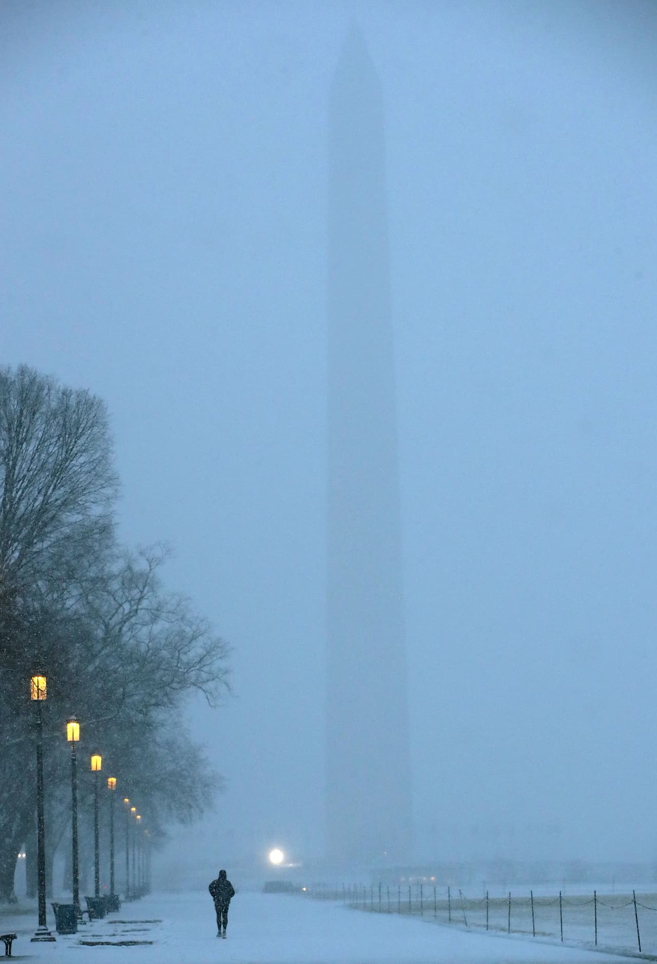 Detrás de la tormenta de nieve, se asoma el obelisco monumento a Washington. La tormenta de invierno azotó gran parte de la costa este del país. Numerosos vuelos y oficinas federales en Washington están afectados. Los aeropuertos les dijeron a los pasajeros en las redes sociales que revisaran sus aerolíneas para ver si su vuelo estaba retrasado o cancelado.