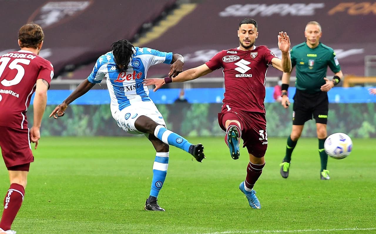 Napoli se impuso ante Torino 2-0 durante la fecha 33 en la Serie A. Bakayoko anotó golazo al minuto 11, seguido de Osimhen al minuto 13. Torino se quedó con diez hombres tras doble amarilla para Mandragora. El mexicano Hirving Lozano entró al minuto 58 al campo.
