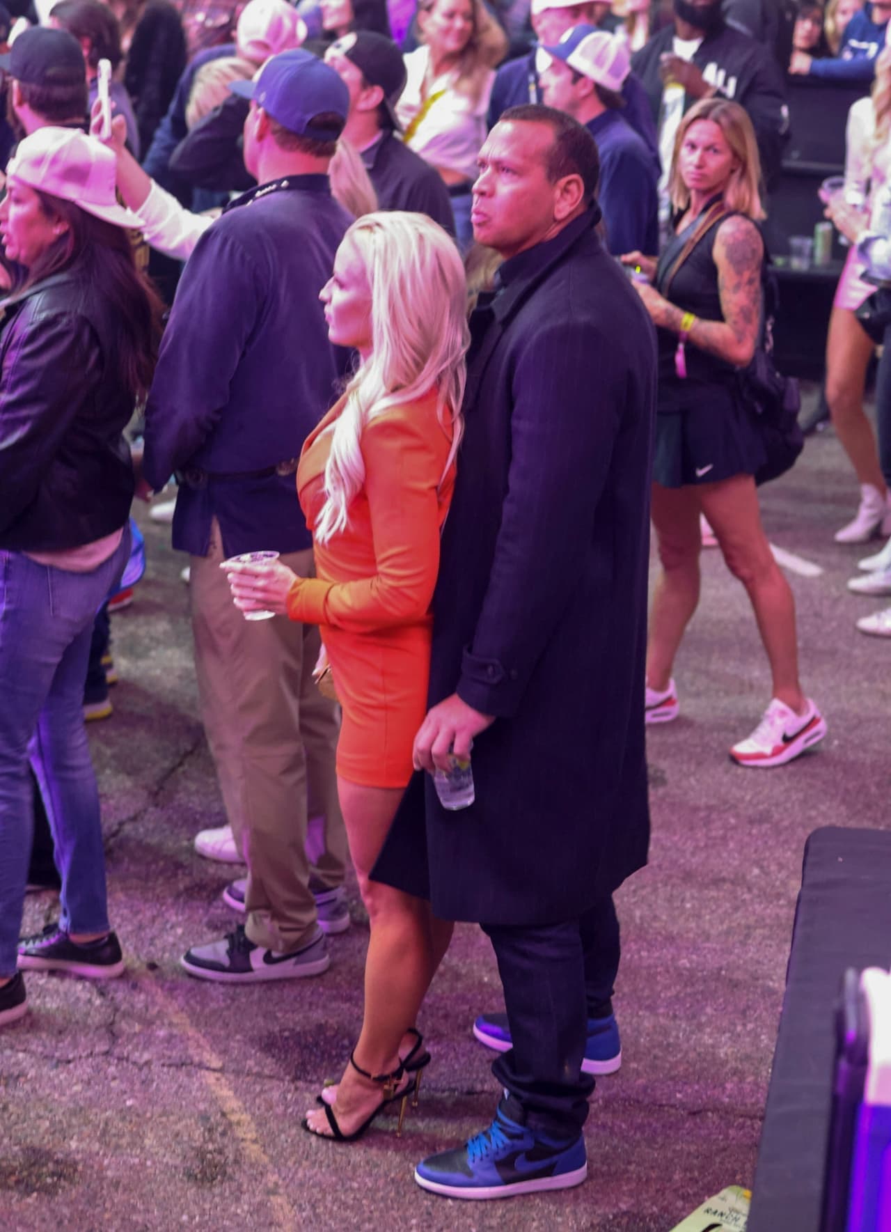 La pareja fue captada en la fiesta amenizada por el rapero Drake en el Hanger One en Scottsdale, Arizona.