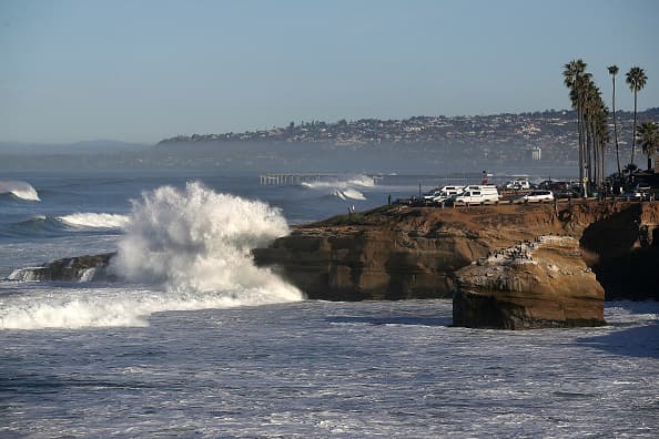 Las autoridades recuerdan que las advertencias por marea alta y fuerte oleaje deben ser tomadas muy en serio ya que estas condiciones puede ser mortales.