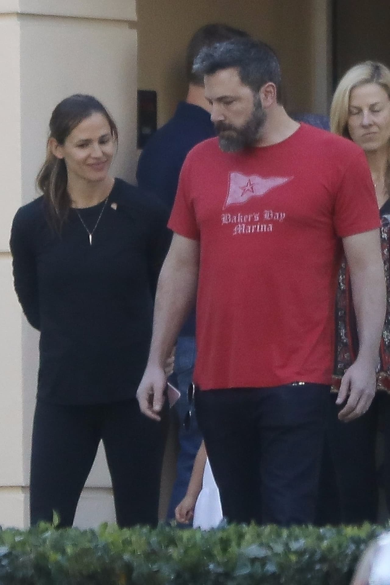 De acuerdo con la información de Page Six, Jennifer Garner lo ayudó a internarse en un centro de rehabilitación en agosto de 2018 por su adicción al alcohol. 
<br>