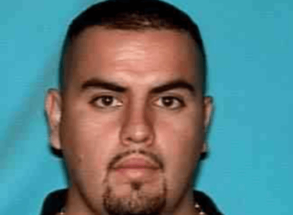 <b>"Creemos que la apuñalaron en el vehículo y luego la arrastraron de regreso al departamento y la dejaron sangrando en la bañera"</b>, dijo el Agente Especial Steve Barnard, quien está trabajando en el caso desde la Oficina de Campo del 
<a href="https://www.univision.com/local/chicago-wgbo/los-latinos-mas-buscados-por-el-fbi-en-chicago-fotos">Chicago</a> del FBI.
<br>
<br>
<a href="https://www.univision.com/local/chicago-wgbo/sus-hijos-necesitan-justicia-para-su-mama-dice-hermana-de-la-mujer-que-fue-asesinada-a-punaladas-un-dia-despues-de-su-boda">La familia de Carrera se alarmó cuando ella no llegó a recoger a sus hijos, un hijo de 2 años y una hija de 8 años</a>, como estaba previsto. 
<b>El 13 de mayo de 2012 se descubrió el cuerpo de Carrera.</b>
<br>
<br>
<b>Se cree que Jiménez <a href="https://www.univision.com/local/san-antonio-kwex/la-presencia-de-un-asesino-en-texas-moviliza-al-fbi">pudo haber huido a Durango, México,</a> específicamente en el área de Santiago Papasquiaro.</b> El FBI dice que también es frecuente en Reynosa, Tamaulipas.