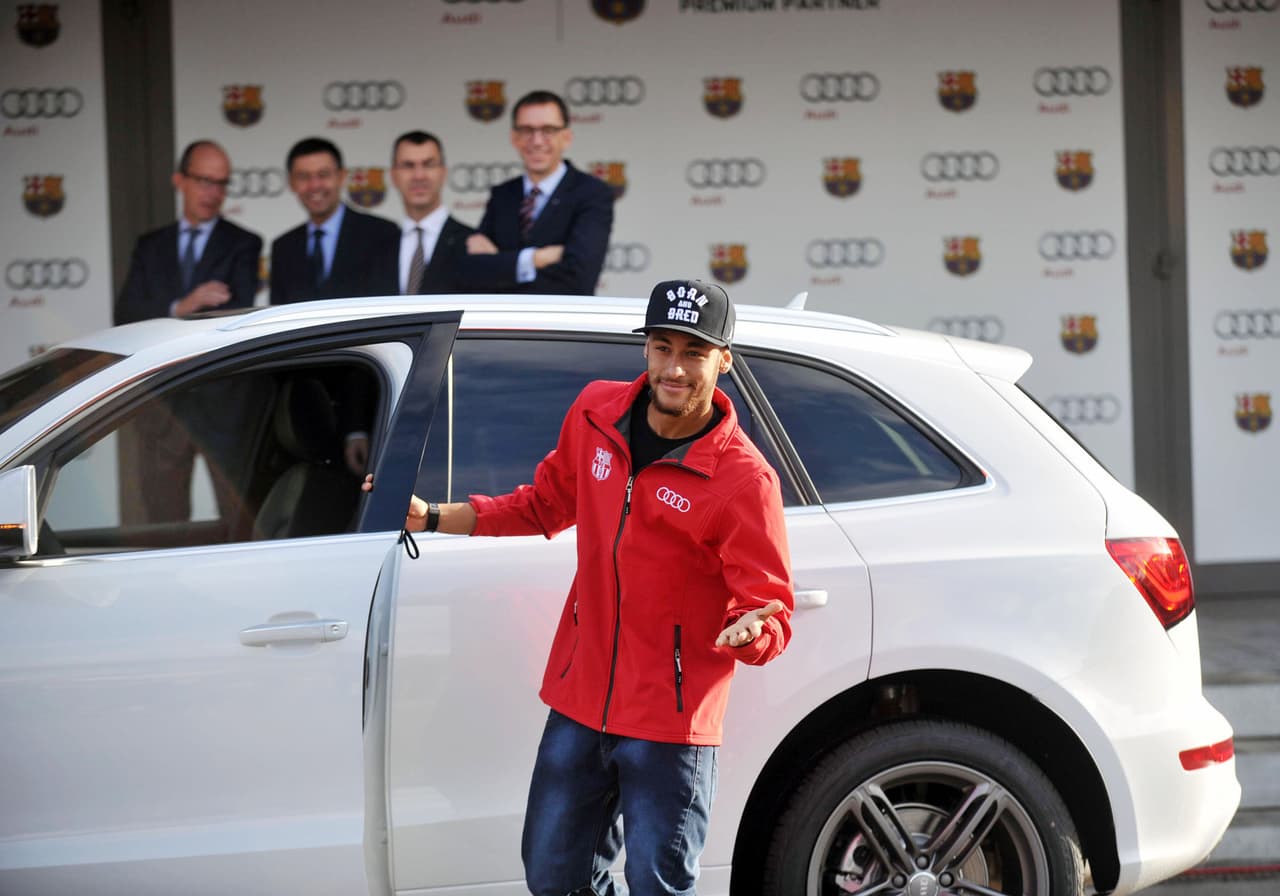 Al año siguiente el astro brasilero volvió a elegir una 
<b>Q5</b>, esta vez con carrocería en color blanco tal como vemos en esta imagen. En la entrega de 2014 Lionel Messi optó por un A7 Sportback.