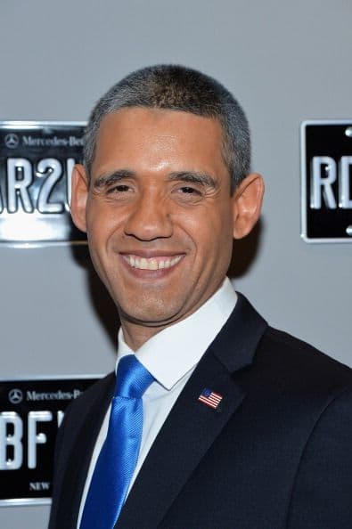 El boricua Louis Ortiz pasó del desempleo a ser un imitador de Barack Obama. En el 2008 se afeitó su chiva y al mirarse no se vio a él, vio la esperanza de hacer dinero imitando al presidente. Y es que el padre puertorriqueño del Bronx es idéntico al primer mandatario. Hoy cuenta con un documental que narra su transformación. (crédito de foto: Bronx Obama Movie)