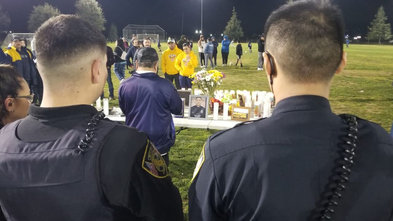 Otros oficiales de policía se hicieron presentes en el homenaje a Gonzalo Carrasco.