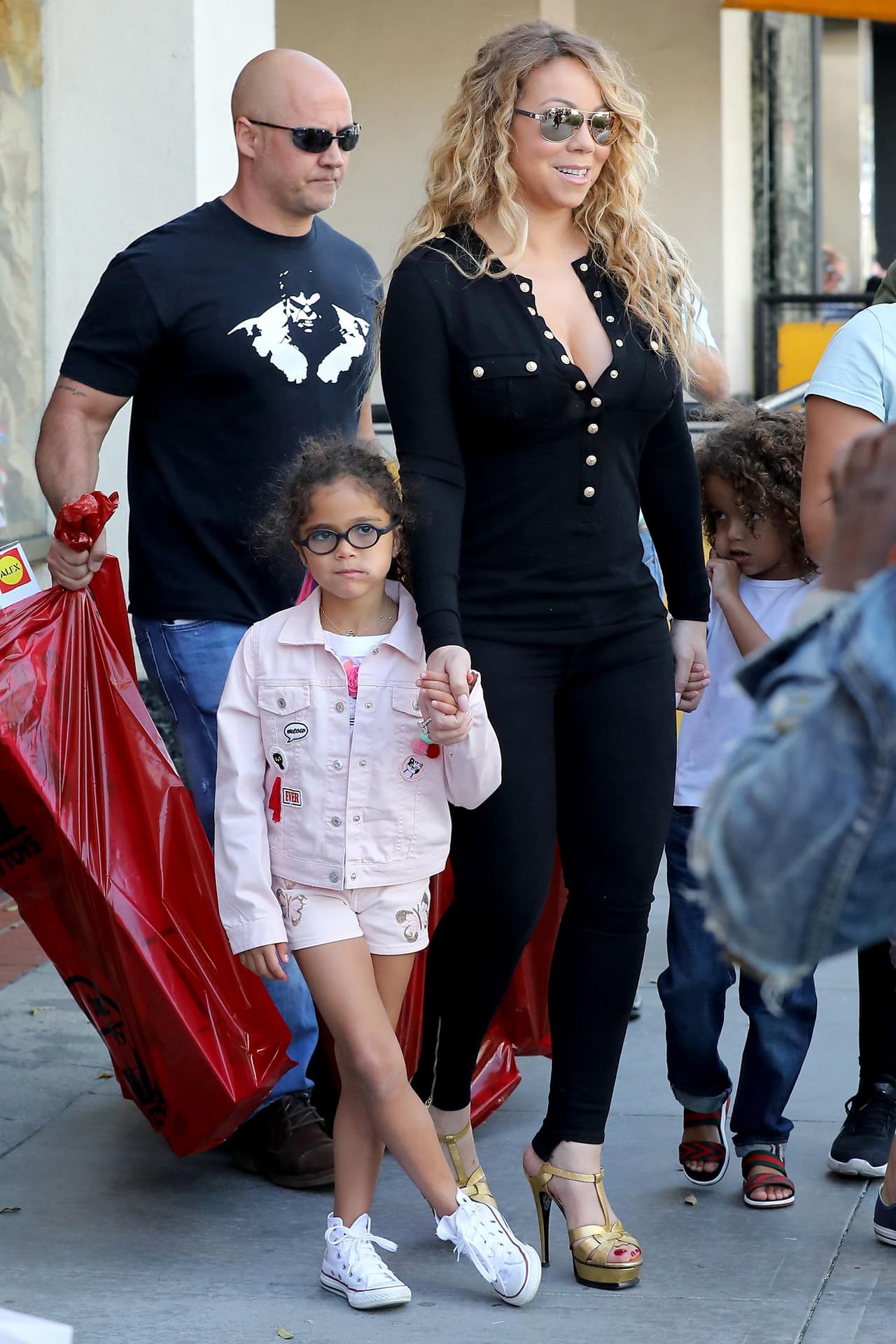 Mariah Carey salió de compras con sus gemelos, Monroe y Moroccan Cannon.