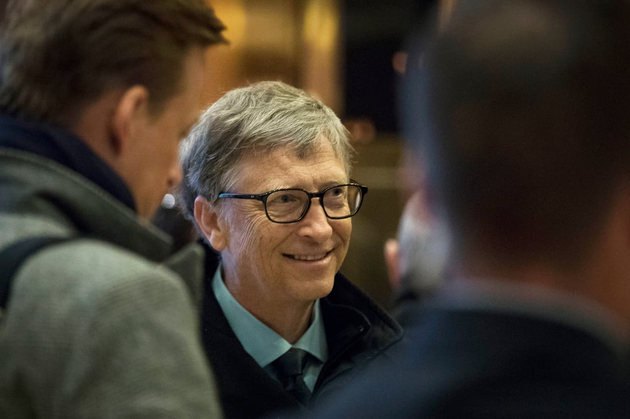 <b>#1: <a href="http://www.univision.com/temas/bill-gates">Bill Gates</a>, cofundador de Microsoft. </b>Fortuna estimada: 75,000 millones de dólares. Según el informe, la fortuna de Bill Gates ha incrementado en un 50% desde que dejó Microsoft en 2006 "pese a sus
<b><a href="http://www.univision.com/noticias/universidades/la-fundacion-gates-dona-210-millones-de-dolares-para-iniciativa-que-promete-transformar-la-salud-mundial"> esfuerzos reseñables</a></b> por donar parte de su fortuna". Oxfam asegura, que al ritmo de crecimiento actual de las grandes fortunas, el primer "supermillonario" del mundo podría alcanzar un patrimonio de más de un billón de dólares en apenas 25 años.