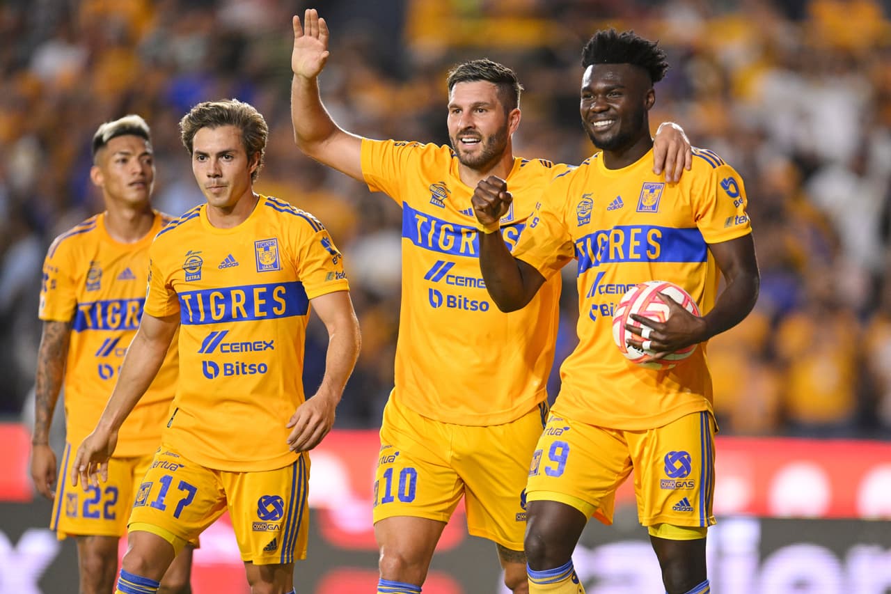 Tigres se llevó los tresn puntos ante Gallos Blancos en un partido en el que hubo tres jugadores expulsados .