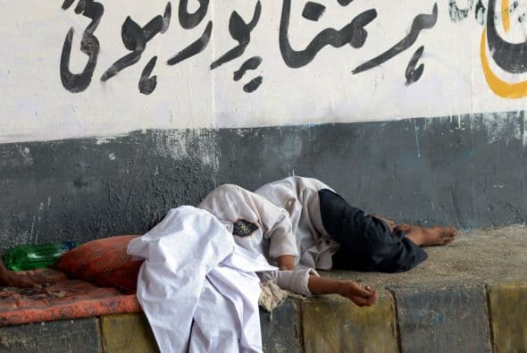 Las autoridades religiosas han permitido romper el ayuno del ramadán mientras las temperaturas empiezan ya a descender. Algunos buscan refrescarse en el suelo.