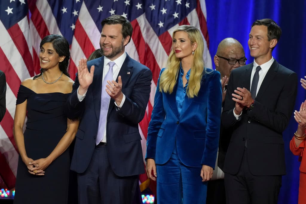 Ivanka Trump y Jared Kushner junto al candidato a vicepresidente JD Vance y su esposa, escuchan las palabras de Trump en el Centro de Convenciones del condado de Palm Beach esta madrugada.