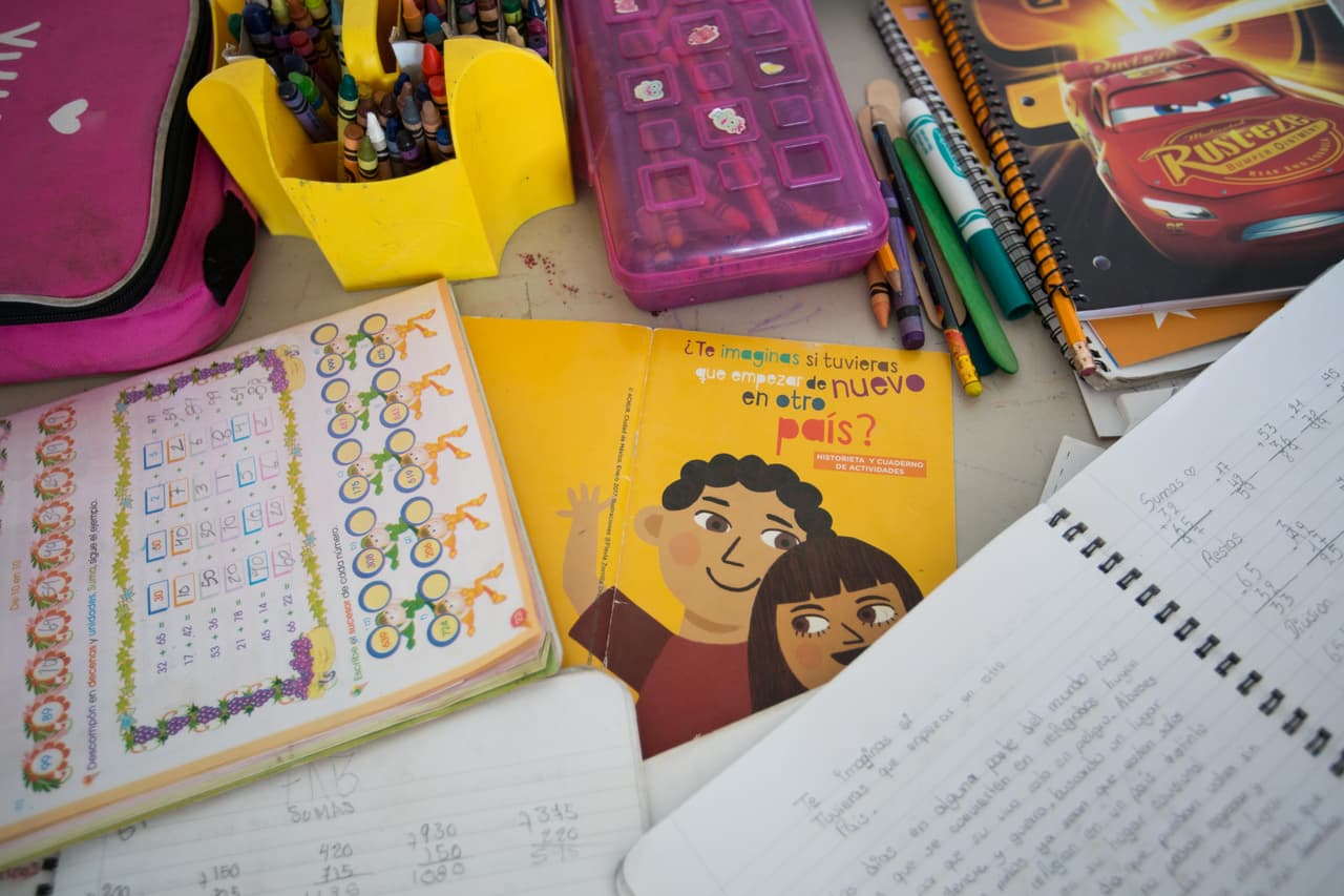 Algunos recursos que utiliza la maestra del albergue Madre Asunta en las clases que da a diario a los menores migrantes.