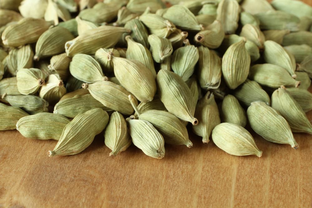 Se encontrará regularmente al cardamomo como ingrediente en peticiones en rituales cuya función principal sea atracción al amor, sexo y aumentar el vigor o poder carnal.