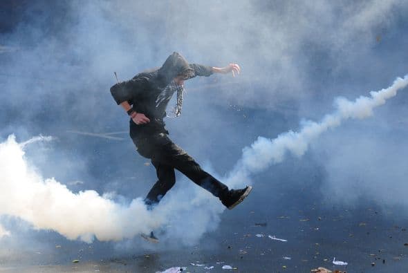 Los manifestantes protagonizaron disturbios tirando piedras y palos contra la Policía, que repelió los ataques con carros lanza aguas y bombas lacrimógenas.