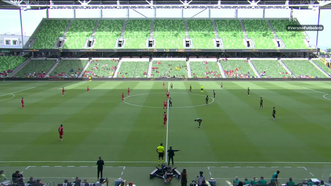 Arranca el partido y la pelota está en juego.