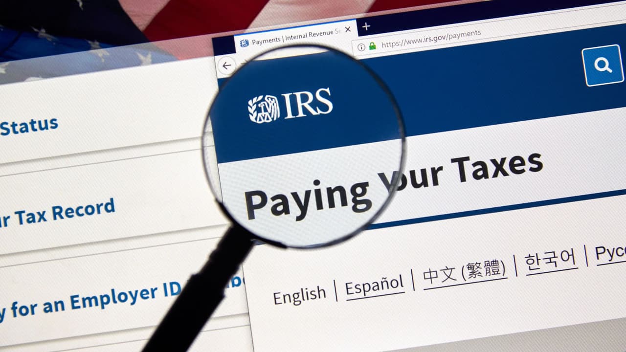 <h3 class="cms-H3-H3">Qué opciones quedan</h3> El IRS asegura que 
<b>seguirá ofreciendo opciones gratuitas y certificadas para quienes califiquen:</b>
<br>
<b>👉🏻 Free File (software gratuito del IRS y empresas asociadas)</b>
<br>Estará disponible desde enero de 2026. Permite preparar y enviar declaraciones federales sin costo, a través de socios privados. Las personas que superen el límite de ingresos pueden usar Free File Fillable Forms, los formularios digitales del IRS. 
<a href="https://www.irs.gov/filing/irs-free-file-do-your-taxes-for-free" target="_blank">Más información: haz clic aquí</a>
<br>
<b>👉🏻 </b>VITA y TCE (preparación gratuita con voluntarios certificados)
<br>El programa Volunteer Income Tax Assistance (VITA) y el de Tax Counseling for the Elderly (TCE) ofrecen ayuda gratuita para preparar declaraciones a personas con ingresos limitados, adultos mayores o contribuyentes que hablan poco inglés. Puedes encontrar una sede local o agendar cita llamando al 800-906-9887. 
<br>
<b>👉🏻 AARP Tax-Aide</b>
<br>Este programa sin costo apoya principalmente a mayores de 50 años y personas con ingresos bajos o moderados. Las sedes se publican cada enero en su sitio oficial. 
<a href="https://www.aarp.org/money/taxes/aarp-taxaide/" target="_blank">Más información: haz clic aquí</a>