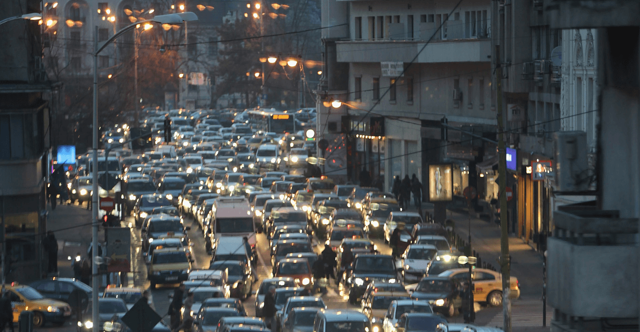 <b>5. Bucarest.</b>
<br>
<br>Según el ‘Índice de Tráfico Tom Tom’, los residentes de la capital de 
<b>Rumania</b> malgastan en promedio un 
<b>50% de tiempo extra </b>atrapados en el tráfico de esa ciudad, lo que representa un empeoramiento del 4% respecto a 2015. Ese promedio sube al 90% en las horas pico de la mañana y al 98% en las horas pico de la noche. 
<br>
<br>Según Tom Tom los habitantes de Bucarest pierden en promedio 57 minutos extra al día y 218 horas extra al año a bordo de vehículos de transporte automotor.