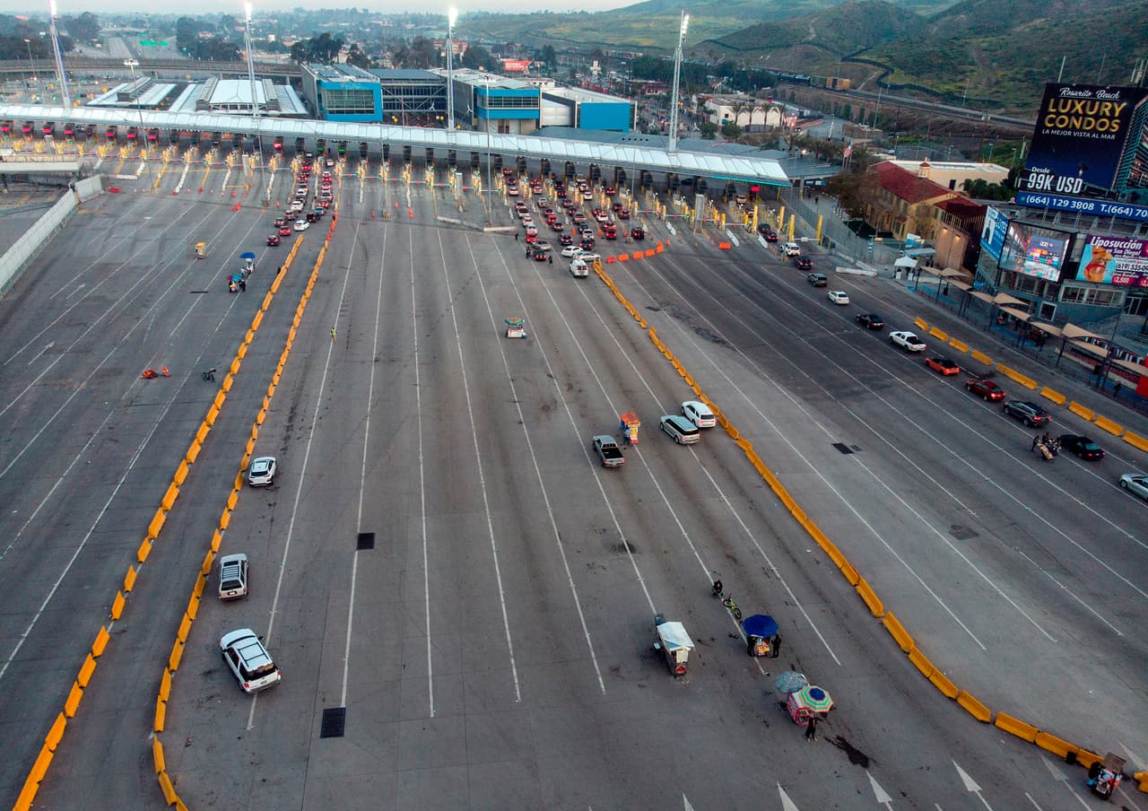 <b>La frontera vacía. </b>Vista aérea del puerto de entrada de San Ysidro ek 21 de marzo, una de las fronteras más concurridas entre EEUU y México en California. Estos países acordaron restringir los viajes no esenciales a través de su límite.