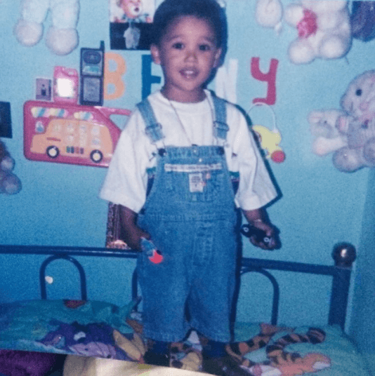 Aunque muchos lo recuerdan por su papel del chico inteligente, responsable y que tenía flatulencias frecuentemente, esta no fue la primera incursión de Benny Emmanuel en la pantalla chica. De pequeño tuvo una breve aparición en Vecinos.
<br>