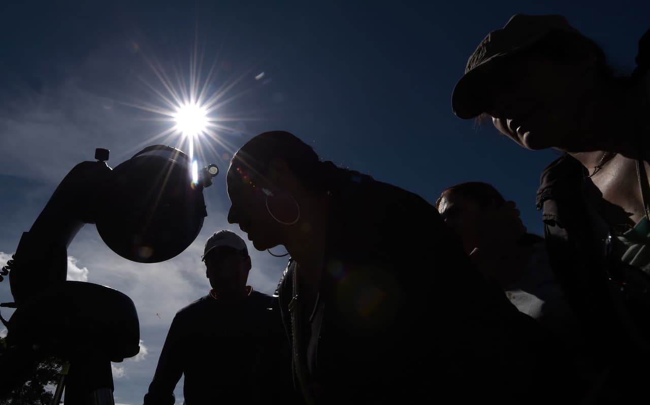 <b>COLOMBIA. </b>La gente observa el eclipse solar parcial en Bogotá.