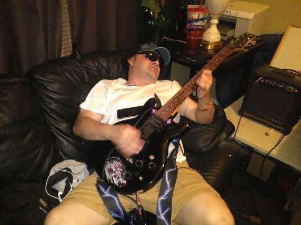 Según relatos de personas cercanas al compositor, 
<b>Juan Gabriel le había reclamado por haber metido a su hijo en los vicios</b> y le prometió no volver a ayudarlo hasta que no madurara.