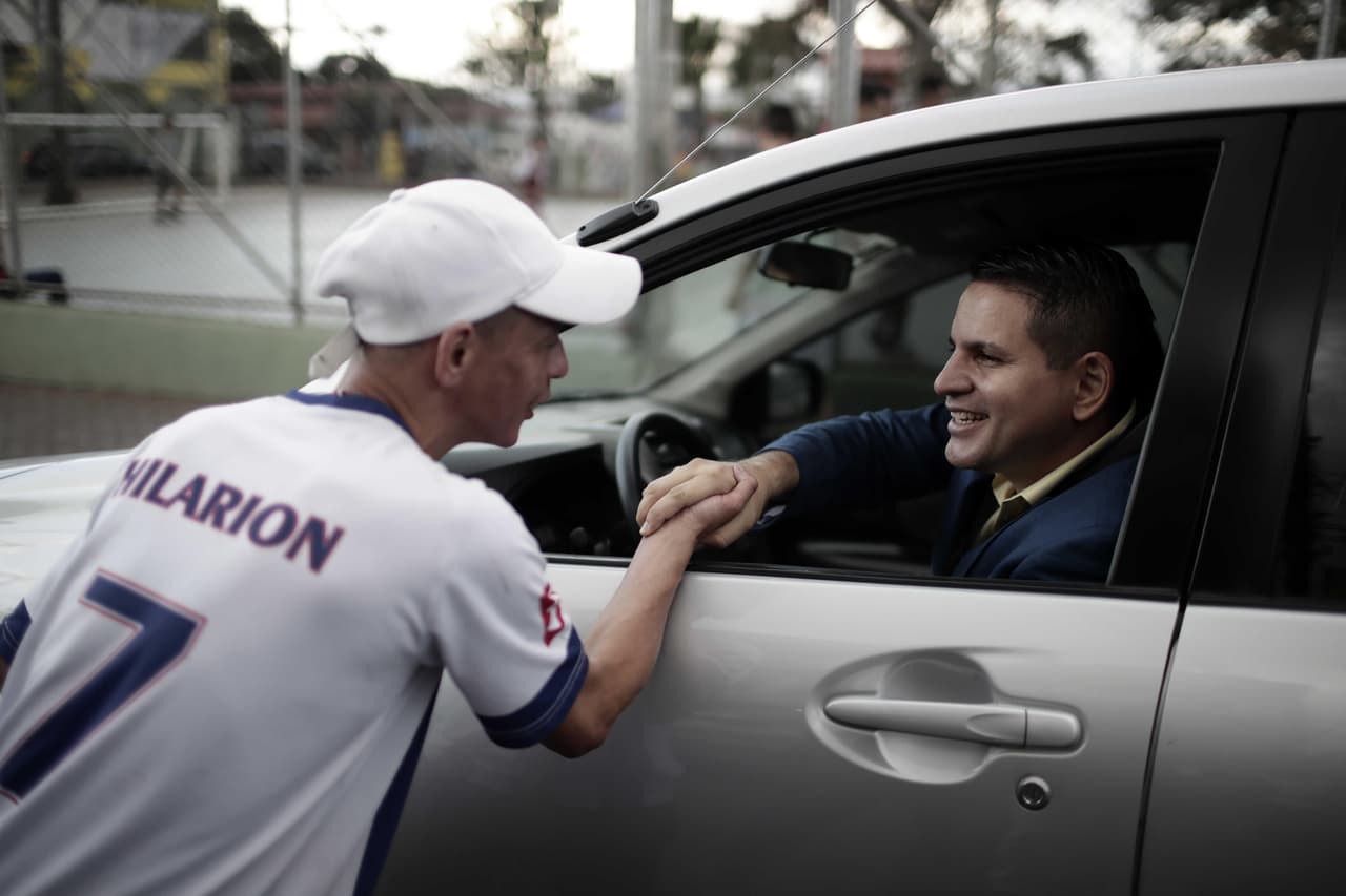 El candidato Fabricio Alvarado saluda a un seguidor.