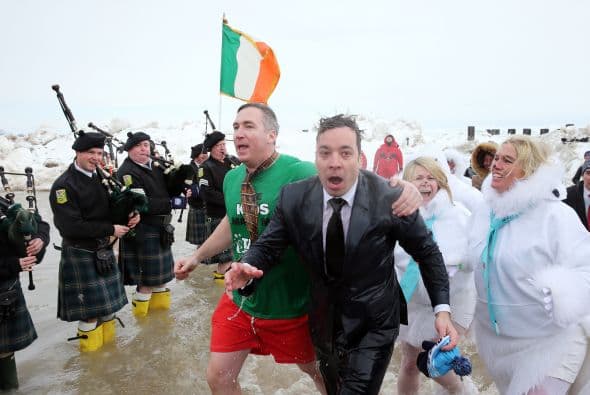 ¡Lo hizo!Mira lo congelado que quedó el comediante Jimmy Fallon luego de aceptar el reto que le hizo el alcalde de Chicago Rahm Emanuel de lanzarse a las congeladas aguas del Lago Chicago durante el Polar Plunge 2014 y con un temperatura de 2 grados