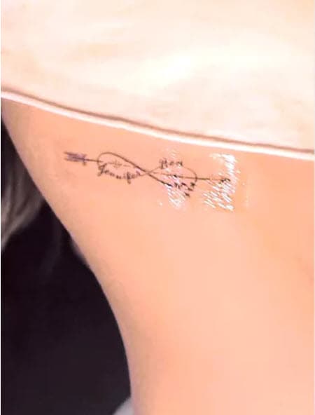 A detalle, se puede ver que el diseño se trata del símbolo infinito que parece tener los nombres 
<b><a href="https://www.univision.com/famosos/jlo-ben-affleck-vende-mansion-42-millones-dolares-fotos" target="_blank">"Jennifer" y "Ben"</a></b> escritos en letras cursivas. 
<br>