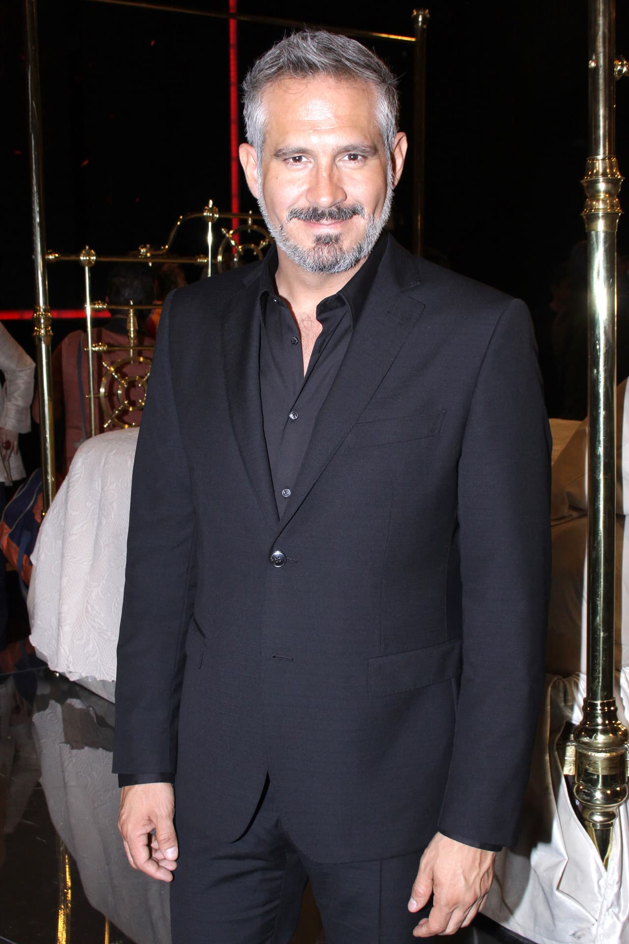 "Yo tuve la oportunidad en esta ocasión de elegir entre un protagonista y un antagonista en diferentes producciones, y mi instituto me llevó a irme por lo que no había tocado desde hace muchos años y que lo puedo hacer, y que lo puedo sacar con trabajo, con disciplina, con entrega, con constancia, con humildad al personaje", dijo 
<b><a href="http://www.univision.com/temas/arath-de-la-torre">Arath de la Torre</a></b>, quien en esta ocasión será el gran villano de 'Caer en tentación'.