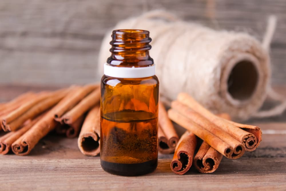 También consigue un poco de aceite de canela, que es otro poderoso afrodisiaco y hace maravillas para la vida sexual.