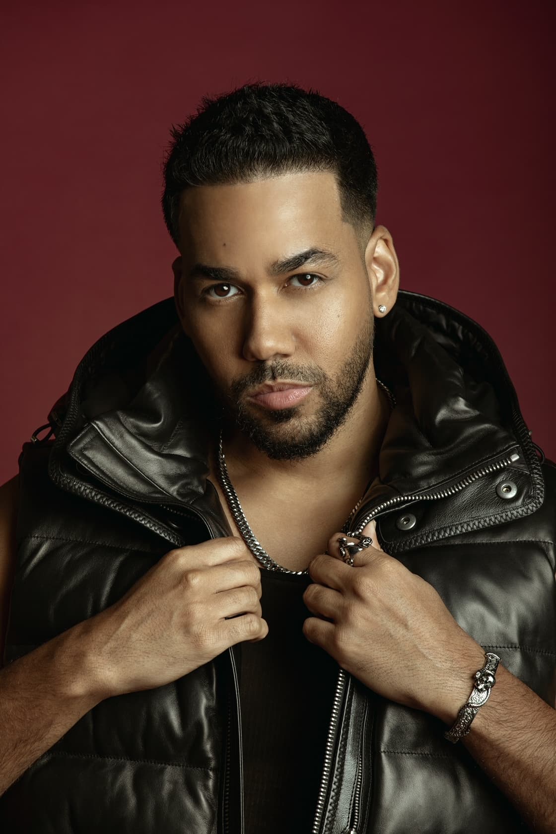 <h3 class="cms-H3-H3">Romeo Santos</h3>
<br>Tendremos el Regreso de ‘El Rey de la Bachata’ con el estreno en televisión de su último sencillo ‘Sus Huellas’. El cantante está nominado este año a tres Premio Lo Nuestro.