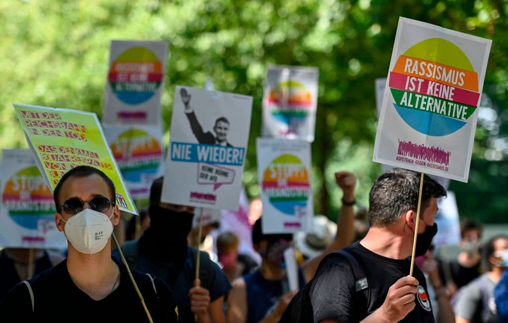 Otros cientos de personas asistieron para mostrar su desaprobación a los manifestantes, llevando mascarillas y citando lemas antifascistas y contra el racismo y la xenofobia.