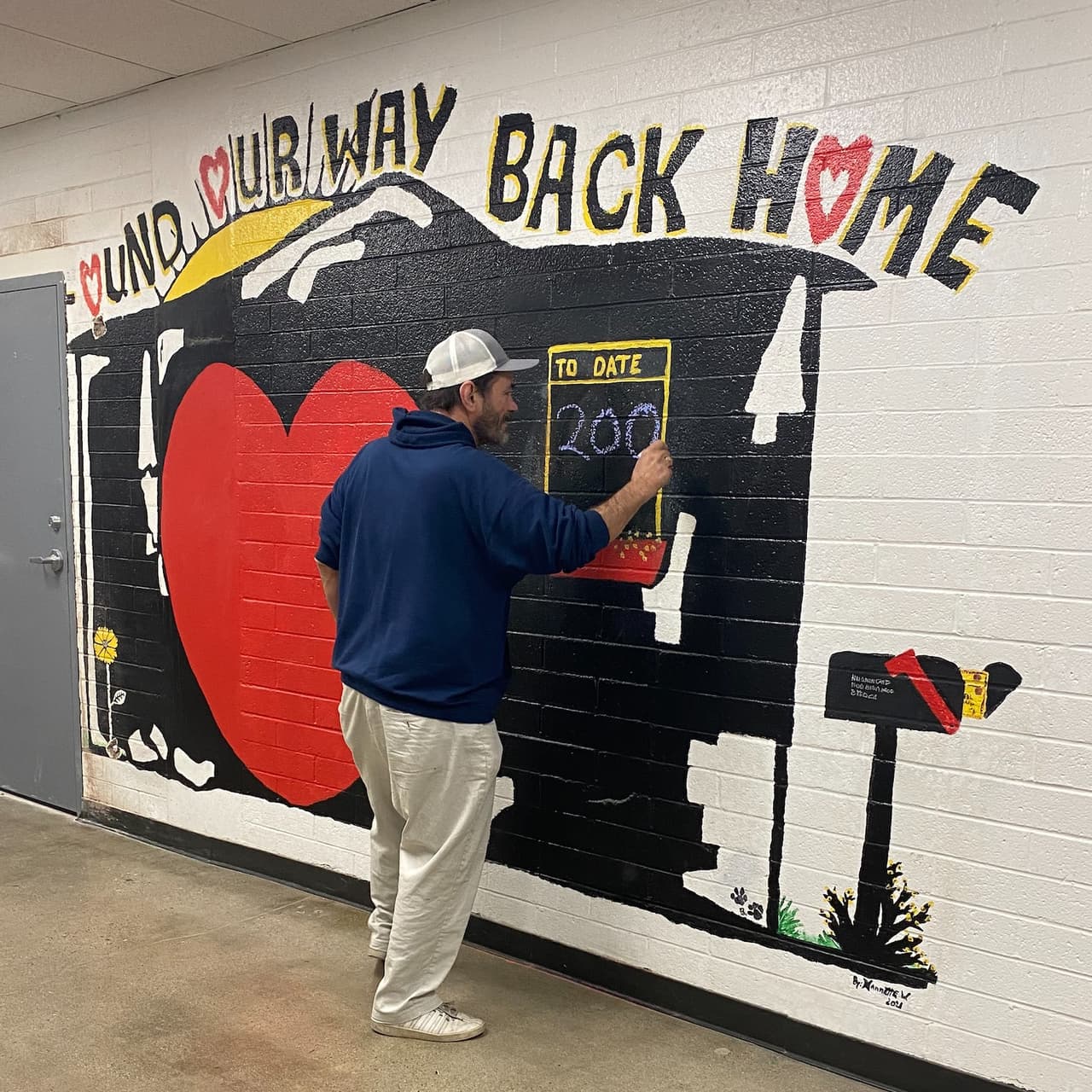 En una pizarra festejaron que ya hay 200 personas seguras en un hogar