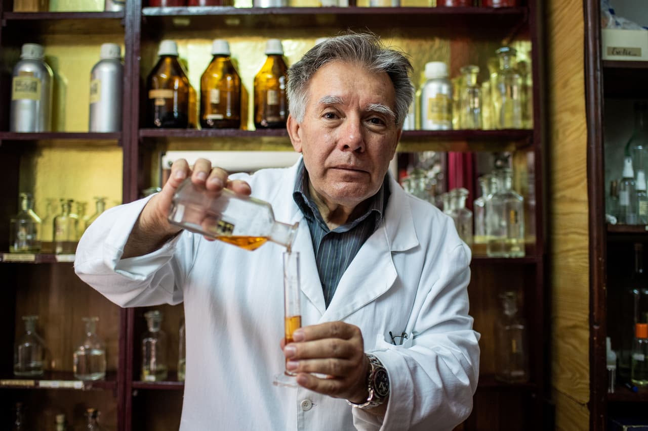 <b>Perfumista, Serbia.</b> Nenan Jovanov, de 70 años, pertenece a la tercera generación de un negocio familiar de perfumes. Cuenta que la tienda donde creció se convirtió en una ‘cápsula del tiempo’. “Solía haber 23 perfumerías de este tipo en Belgrado, ahora soy el único que queda", aseguró.