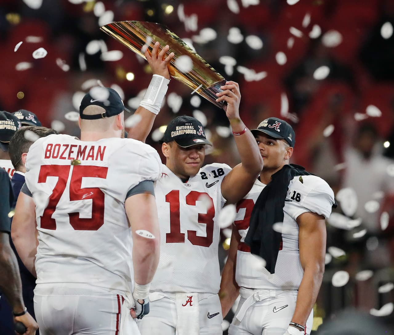El MVP de la final Tua Tagovailoa de Alabama sostiene el trofeo del campeonato luego del tiempo extra del de la NCAA contra Georgia.